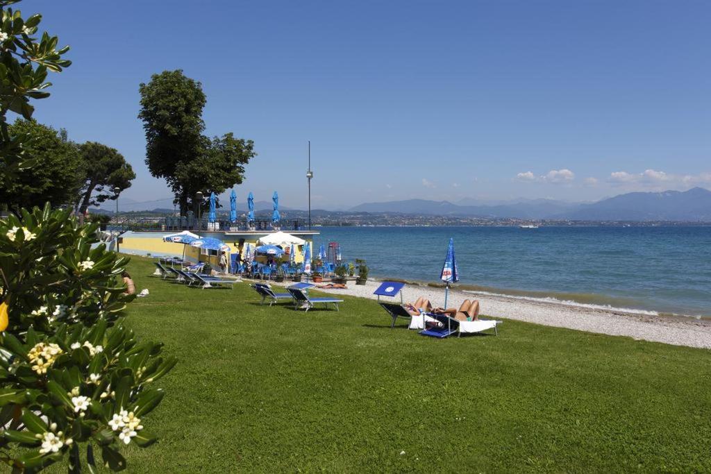 Appartamento Casa Vacanze Spiaggia D'Oro デセンツァーノ・デル・ガルダ エクステリア 写真