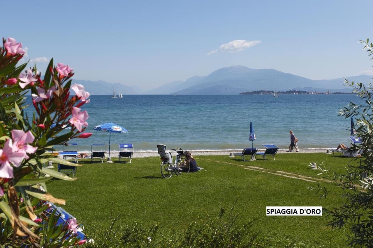 Appartamento Casa Vacanze Spiaggia D'Oro デセンツァーノ・デル・ガルダ エクステリア 写真