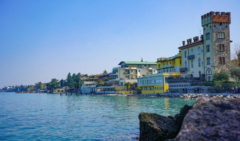 Appartamento Casa Vacanze Spiaggia D'Oro デセンツァーノ・デル・ガルダ エクステリア 写真