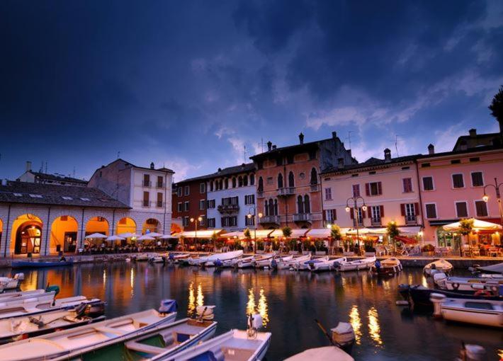 Appartamento Casa Vacanze Spiaggia D'Oro デセンツァーノ・デル・ガルダ エクステリア 写真